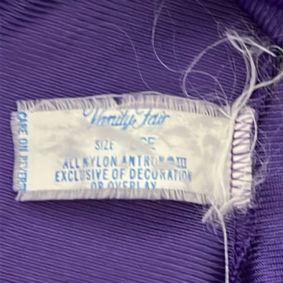 VTG Vanity Fair Purple Robe Button Front Floral Embroidery Sz L - Picture 9 of 11